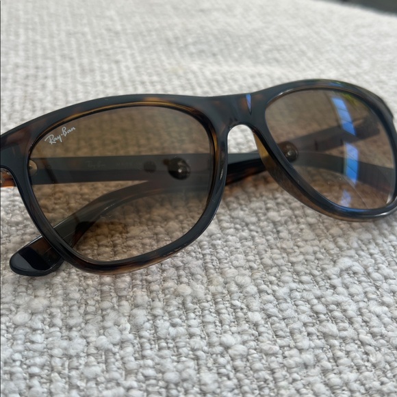 Set of 4 Women's Sunglasses in Black, Brown, and Blue - various brands. - Picture 7 of 12